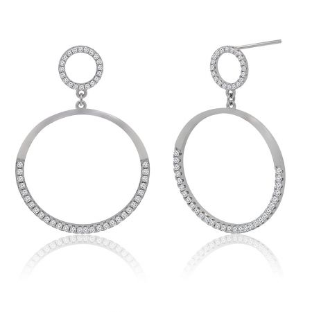 Profil latéral des boucles d'oreilles en goutte ouvertes, soulignant leur courbure élégante et leur plaquage en rhodium.