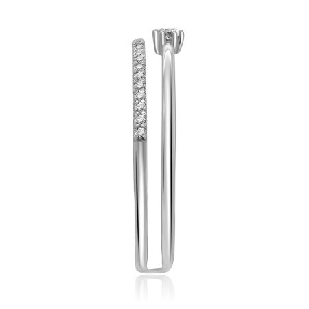 Ett par eleganta silverörhängen med briljanta kubiska zirkonia, som reflekterar en enkel och modern design