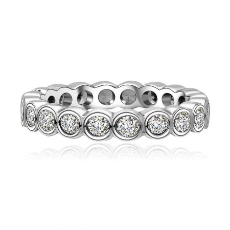 Bague brillante séduisante en argent sterling 925 - Gros plan sur la bague brillante séduisante en argent sterling 925, mettant en valeur son design à double rangée avec des pierres en zircon cubique étincelantes.