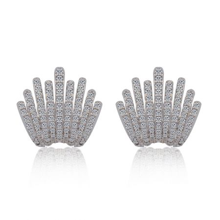 Pendientes con brillo elegante - Un par de Studs Chic Shine con un diseño distintivo en forma de abanico en latón chapado en rodio, incrustados con piedras de circonita brillantes.