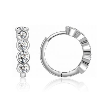 Profil latéral d'une boucle d'oreille mini huggie en argent moderne et élégant, mettant en valeur ses pierres en zircon cubique et sa fermeture à clip sécurisée.