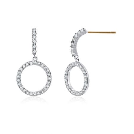 Dettaglio ravvicinato degli orecchini a goccia Zirconia Circle Cluster, che evidenzia il design elegante e contemporaneo e lo zirconia cubico incastonato.