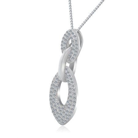 Detaljerad vy av det sammanlänkade ögla-hängsmycket på Tri Link Drop Pave CZ-halsbandet, som framhäver silverhantverket och diamantliknande CZ-stenar.
