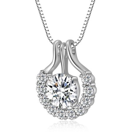 Scatto angolato della collana pendente in oro bianco, che mostra i dettagli intricati della montatura in zirconia cubica.