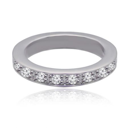 Pave set zirkonia damesbandring - Een close-up van de Pave Set Cubic Zirconia Vrouwenring, met de schitterende rhodium plating en sprankelende stenen op een messing band.
