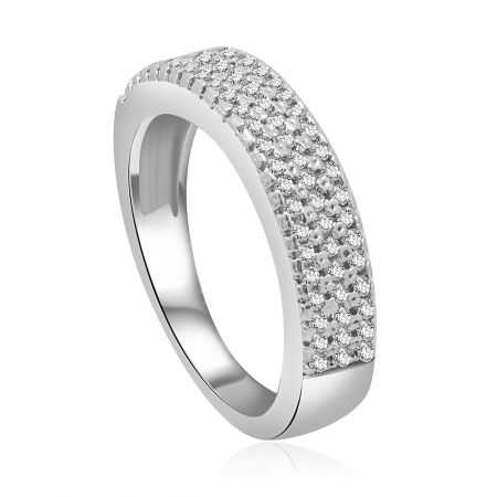 Profil latéral de la bague de mariage en zircon cubique empilable, mettant en avant le détail du sertissage pavé.