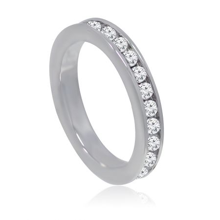 Vista laterale dell'anello eterno in zirconia cubica bianca, che mette in evidenza le pietre brillanti incastonate lungo la fascia.