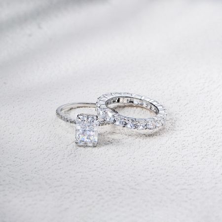 L'ensemble de bagues en 2 pièces inspiré par Taylor Swift en finition argent sterling 925 plaqué or blanc.