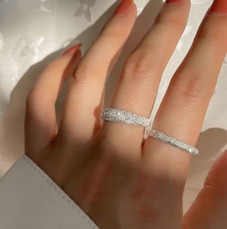 Anello scintillante in argento sterling 925 - Un primo piano dell'anello scintillante in argento sterling 925 indossato su una mano, che mostra la sua finitura brillante e il design regolabile.