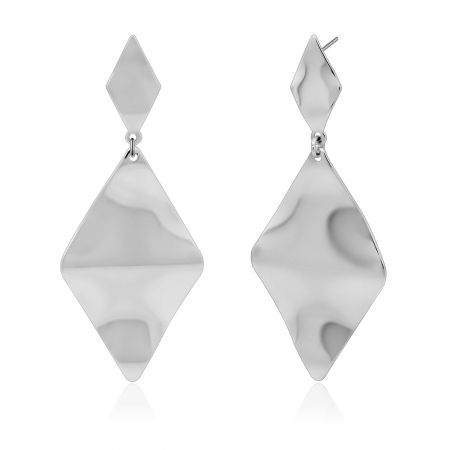 Gros plan sur les boucles d'oreilles pendantes géométriques, soulignant les composants en forme de diamant poli.