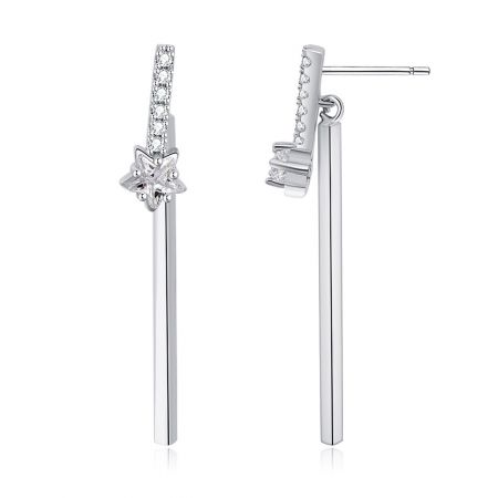 Vista en primer plano de los pendientes colgantes Star Bar minimalistas que muestran los brillantes acentos de zirconia cúbica en el elemento de estrella.