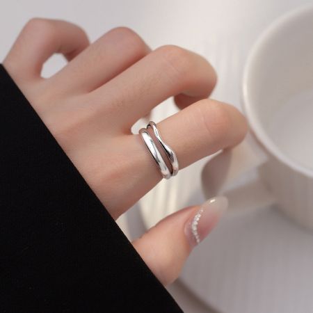 Bague en Vague à Double Couche en Argent Sterling 925 - Un gros plan de la main d'une femme portant l'élégante Bague Vague, un design à double couche en argent sterling 925.