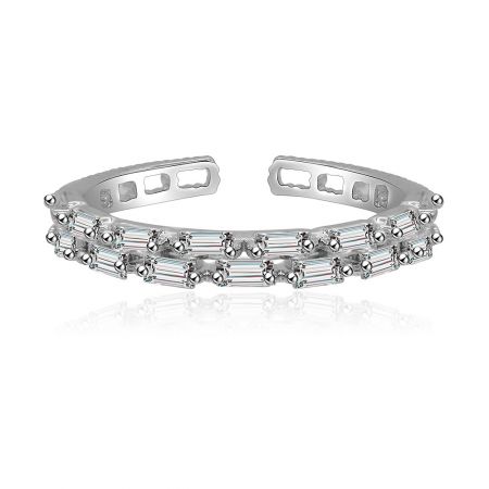Delicate stokbrood ronde ring - Close-up van de Delicate Baguette Round Ring, die de rhodium-geplateerde messing band toont met afwisselend ronde en baguette geslepen cubic zirconia stenen.