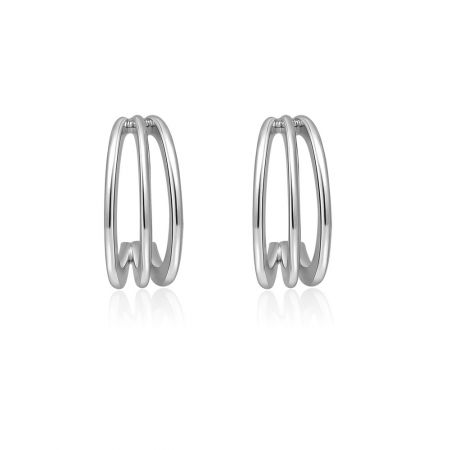 Un par de aretes de aro de doble lazo de plata, vista lateral