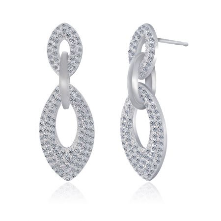 Primo piano dettagliato dell'orecchino Tri Link Drop Pave CZ, enfatizzando l'artigianato e la qualità delle pietre in zirconia cubica bianca.