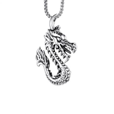Collar con colgante de dragón - Un colgante de dragón de plata detallado, que muestra escamas y diseño intrincados, perfecto para la joyería de moda masculina.
