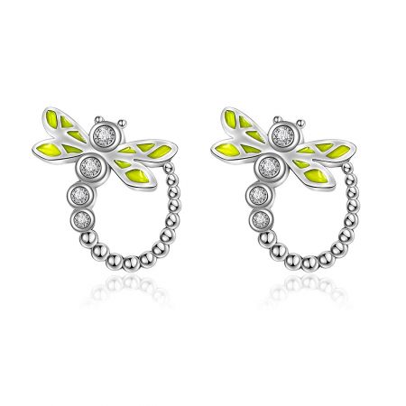 Zilveren Libelle Stud Oorbellen - Een close-up van de Zilveren Libelle Stud Oorbellen, vervaardigd uit 925 sterling zilver met een geoxideerde afwerking. Het ingewikkelde ontwerp heeft gedetailleerde vleugels met groene epoxy-inleg en sprankelende witte cubic zirconia accenten.