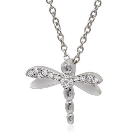 De Klaar om te Vliegen Libelleketting weergegeven aan zijn ketting, die het volledige stuk toont met de met edelstenen versierde libellehanger.