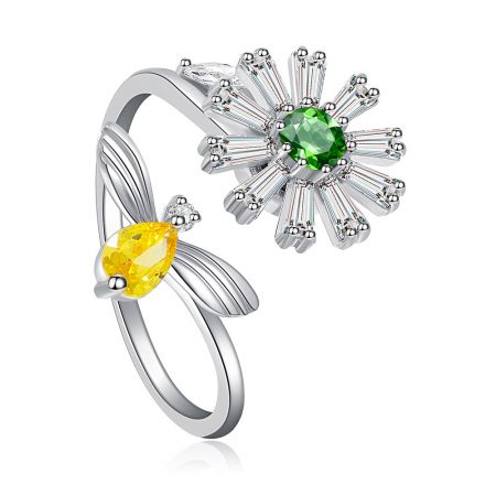 Vista dettagliata dell'anello Spinning Flower Bee, che mostra il design intricato dell'ape con corpo in CZ gialla e fiore in CZ verde.