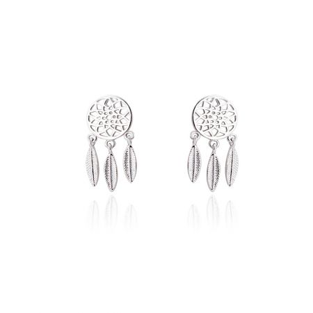 Pendientes atrapasueños - Un par de pendientes de atrapasueños de plata con diseño de red intrincado y tres charms de plumas colgantes.