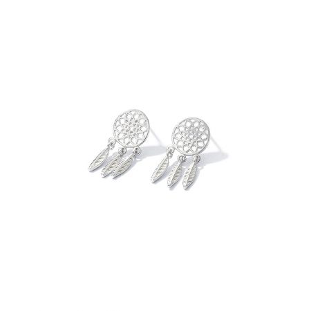 Vue en gros plan des boucles d'oreilles attrape-rêves en argent mettant en valeur le motif de toile détaillé et les plumes pendantes.