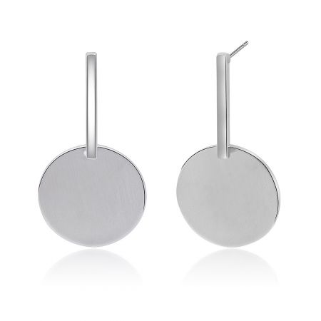 Toma detallada de los pendientes de plata, destacando el cierre de poste elegante y las líneas pulidas.