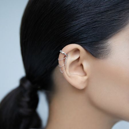 Um modelo usando o brinco de corrente minimalista em prata esterlina 925, exibindo seu estilo de clipe, sem perfuração.