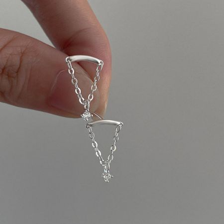 Primo piano dell'orecchino a catena a frange in argento sterling 925 con accenti di cristallo scintillanti.