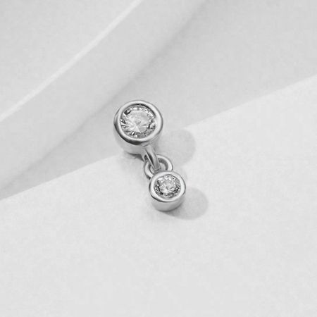 Orecchini a perno in argento sterling 925 con due zirconi bianchi rotondi (5 paia) - Un paio di orecchini a perno in argento sterling 925, ciascuno con due pietre rotonde bianche in zirconia cubica in una montatura verticale pulita e contemporanea.