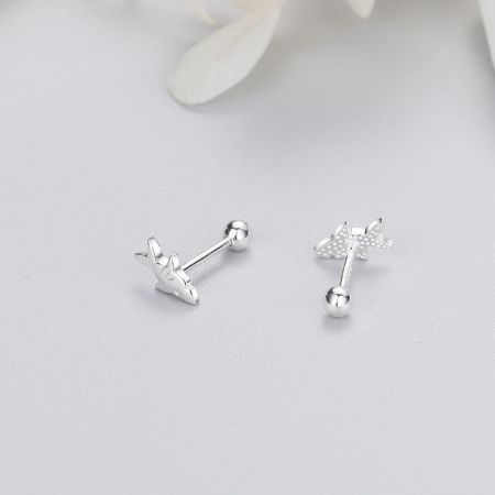 Un paio di orecchini a perno a forma di farfalla d'argento, un altro design disponibile nella collezione di piccoli orecchini.
