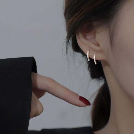 스타라이트 파베 큐빅 지르코니아 스털링 실버 훅 귀걸이의 클로즈업으로, 섬세한 디테일을 보여줍니다.