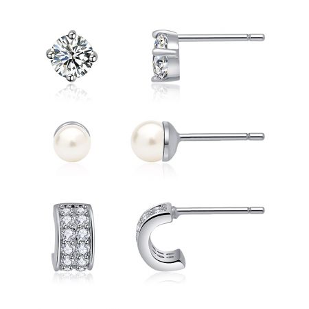 Una variedad de aretes en tono plateado que incluyen brillantes aretes de circonita cúbica, aretes de perlas atemporales y modernos aretes de aro incrustados con CZ.