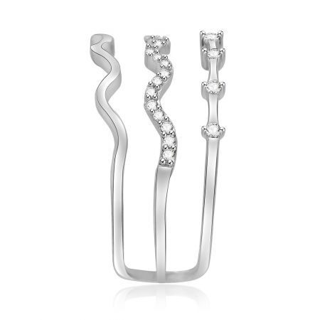 Un ensemble de trois designs de boucles d'oreilles en argent distincts, illustrant le style polyvalent de la collection Double Wave.