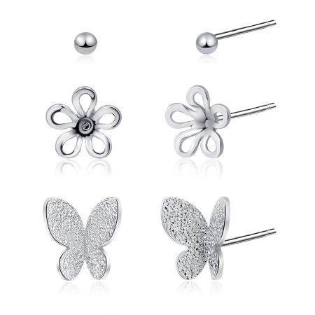 Un gros plan détaillé des boucles d'oreilles puces en forme de fleur et de papillon, mettant en valeur leur plaquage en rhodium poli.