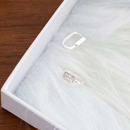 De sterling zilveren vintage vierkante zircon oorbellen elegant gepresenteerd in een witte sieradenbox.