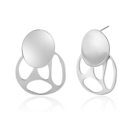 Perfil lateral de los pendientes minimalistas de plata, enfatizando el diseño calado único y el acabado pulido.