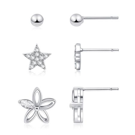 Pendientes diminutos de cartílago de 3 pares: bola, estrella y flor de CZ. - Una vista detallada del conjunto de pendientes de 3 pares, exhibiendo la bola de perla chapada en rodio, la estrella de CZ y los diseños de flor abierta contra un fondo blanco.