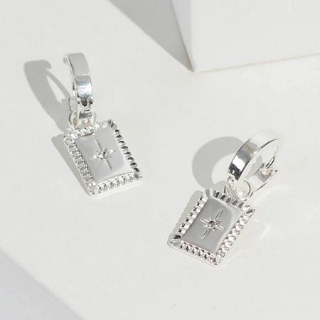 Boucles d'oreilles pendantes carrées célestes en argent sterling 925 (ensemble de 5) - Une paire de boucles d'oreilles pendantes carrées célestes en argent sterling 925 avec un motif étoilé détaillé, présentée sur un fond blanc.