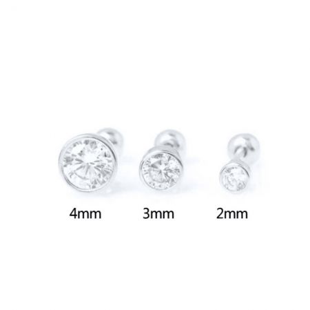 Un confronto affiancato di orecchini a perno rotondi in CZ da 2mm, 3mm e 4mm con una finitura in argento lucido.