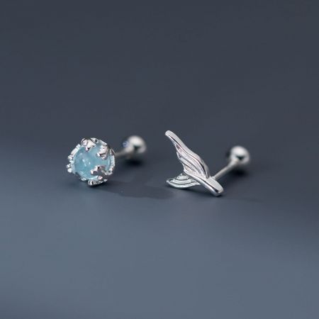 Vista dettagliata degli orecchini a forma di coda di sirena in argento sterling e con pietre preziose.
