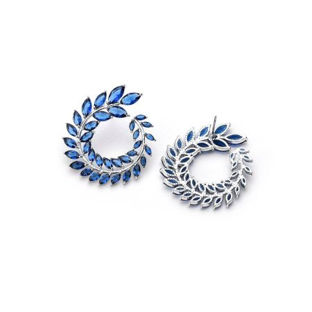 Vue latérale des boucles d'oreilles Blue Marquise Cluster, mettant en valeur le design complexe en forme de feuille des pierres précieuses bleues.