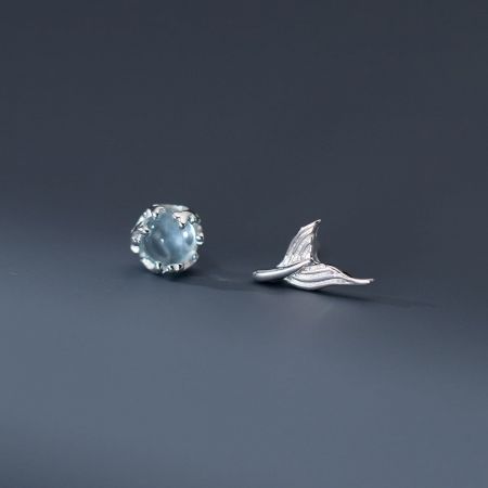 Set di 5 orecchini a perno asimmetrici a forma di coda di sirena in argento sterling 925. - Un paio di orecchini a perno asimmetrici in argento sterling 925, uno con un design fantasioso a forma di coda di sirena e l'altro con una pietra preziosa blu chiaro scintillante.