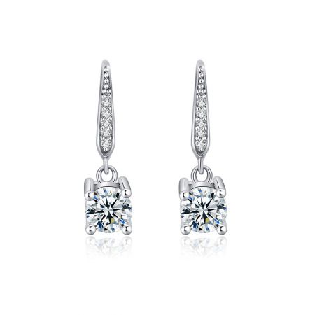 Pendientes colgantes con una sola piedra de CZ clara. - Un par de pendientes colgantes con una sola piedra de CZ clara, mostrando el latón chapado en rodio y la piedra preciosa brillante. Modelo BEP01-R-Z-00060.