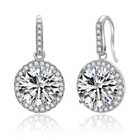 Un par de elegantes pendientes colgantes dobles redondos con un diseño de halo, que presentan zirconia cúbica clara brillante.
