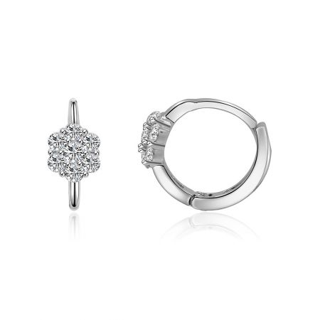 Una vista lateral de los pendientes Huggie Floral Clear CZ, destacando las piedras preciosas claras y el diseño de aro.
