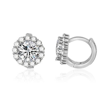 Une paire de boucles d'oreilles Huggie en cluster de fleurs CZ présentée sur un fond blanc propre, mettant en valeur les brillants gemmes en zircon cubique clair.