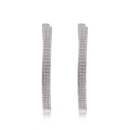 Grandes Aretes de Aro CZ - Un par de grandes aretes de aro CZ hechos de latón chapado en rodio, exhibiendo piedras preciosas de circonio cúbico claras sobre un fondo blanco.