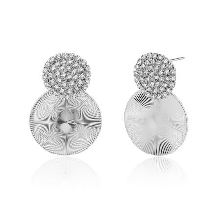 Prise de vue détaillée des boucles d'oreilles à pendentif rond mettant en avant les pierres précieuses transparentes et le design en deux parties avec un disque inférieur texturé.