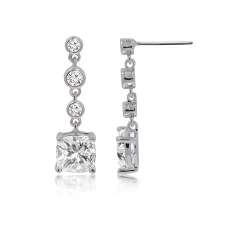 Détail en gros plan des boucles d'oreilles en argent, soulignant les facettes taillées avec précision des grandes pierres carrées et des petites pierres rondes en zircon cubique.
