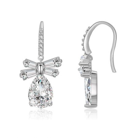 Zijaanzicht van de Witte CZ Ovale Dangle Strik Oorbellen, met de moderne kruisvormige structuur en briljante edelsteen.